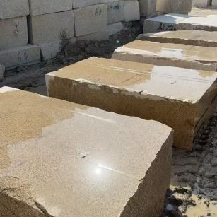 淮北 黄金麻方料堆场洗料分选中，原材料充足