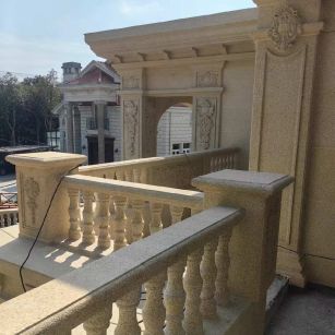 淮北 黄金麻别墅外墙干挂雕花配合阳台栏杆花瓶柱