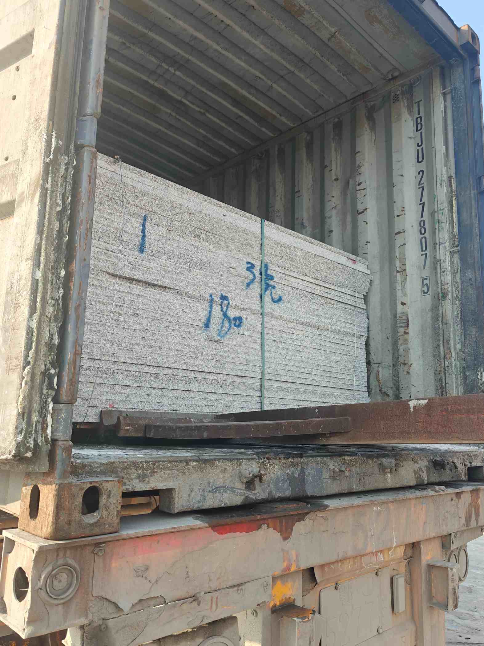 淮北 芝麻白花岗岩石材3.0公分光面毛板装柜出货