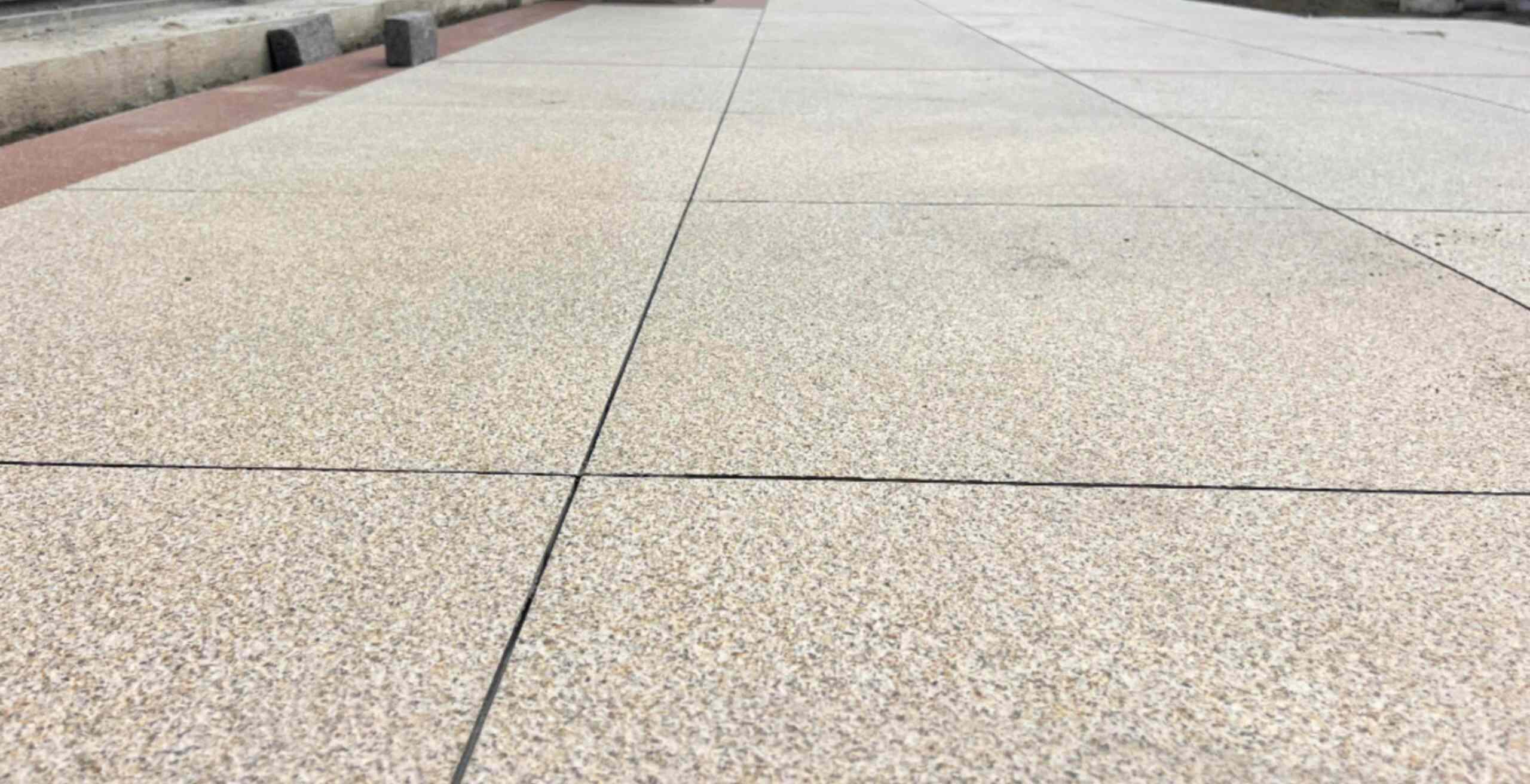 淮北 黄金麻花岗岩石板材荔枝面地面铺装效果