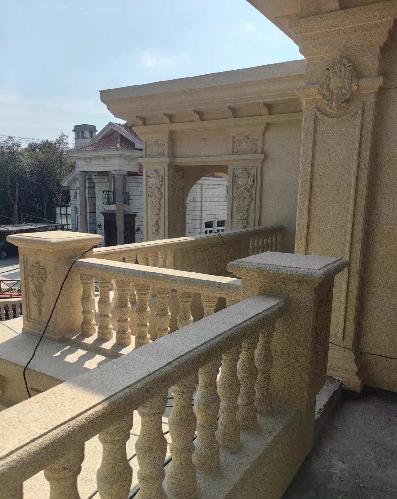 淮北 黄金麻别墅外墙干挂雕花配合阳台栏杆花瓶柱