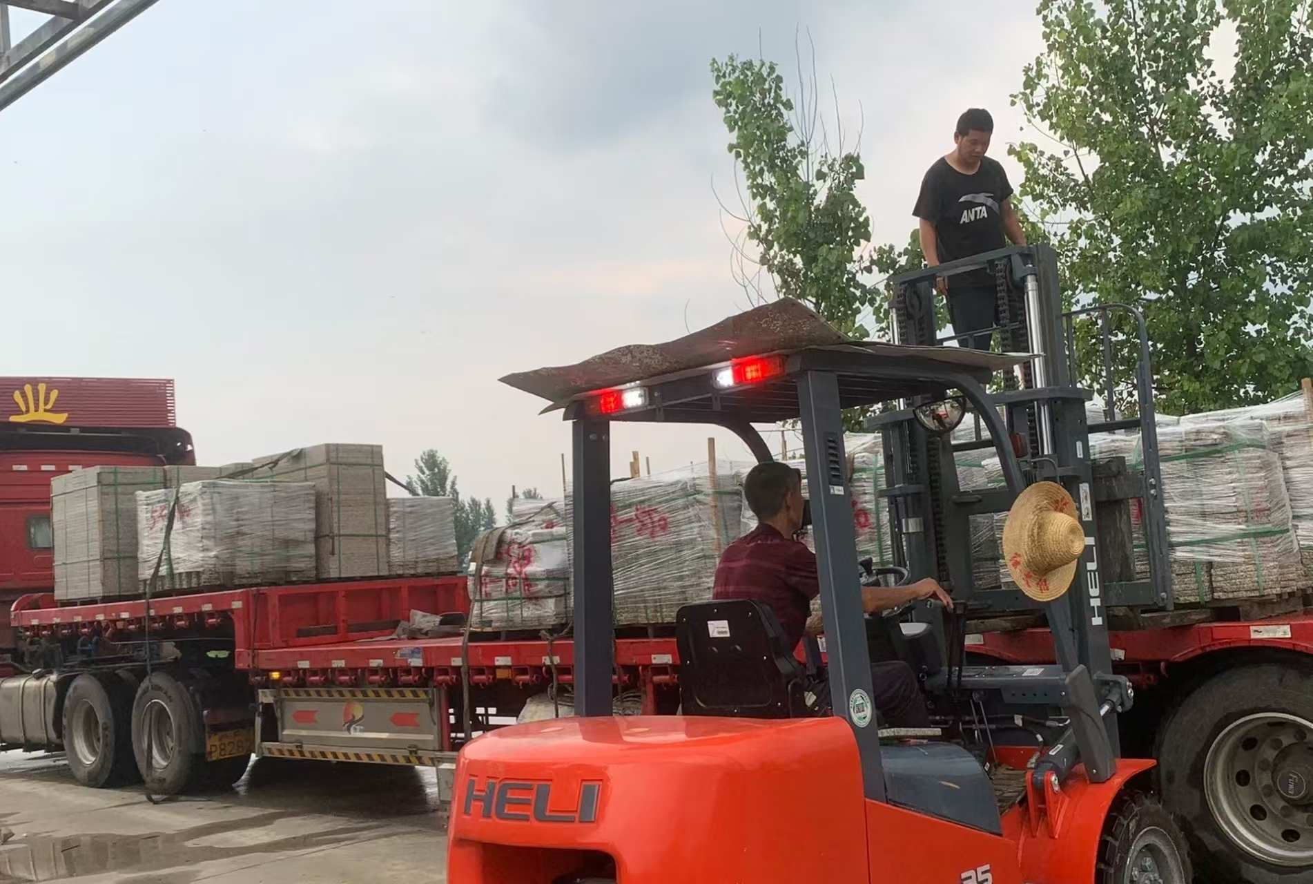 淮北 黄金麻冰裂纹，地铺石装车