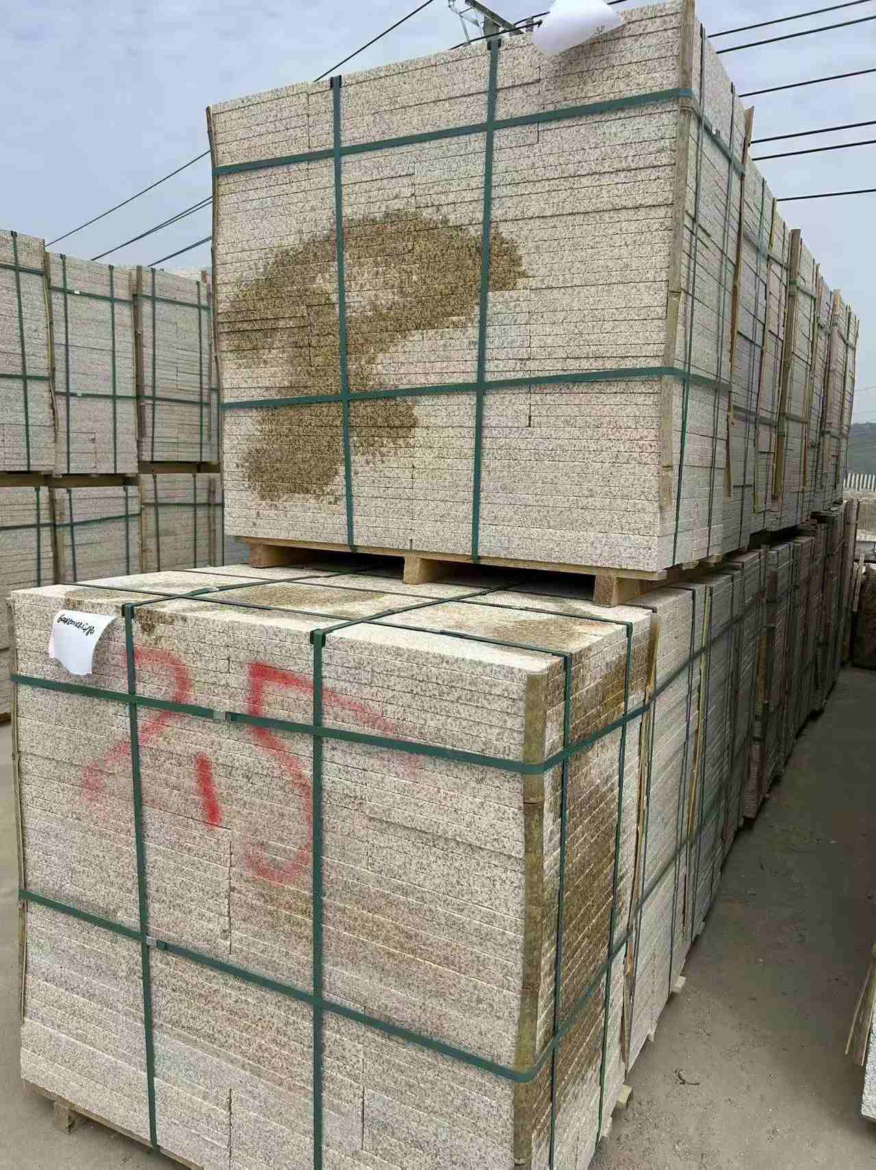 淮北 黄金麻花岗岩石材荔枝面地铺石2.5*300*600