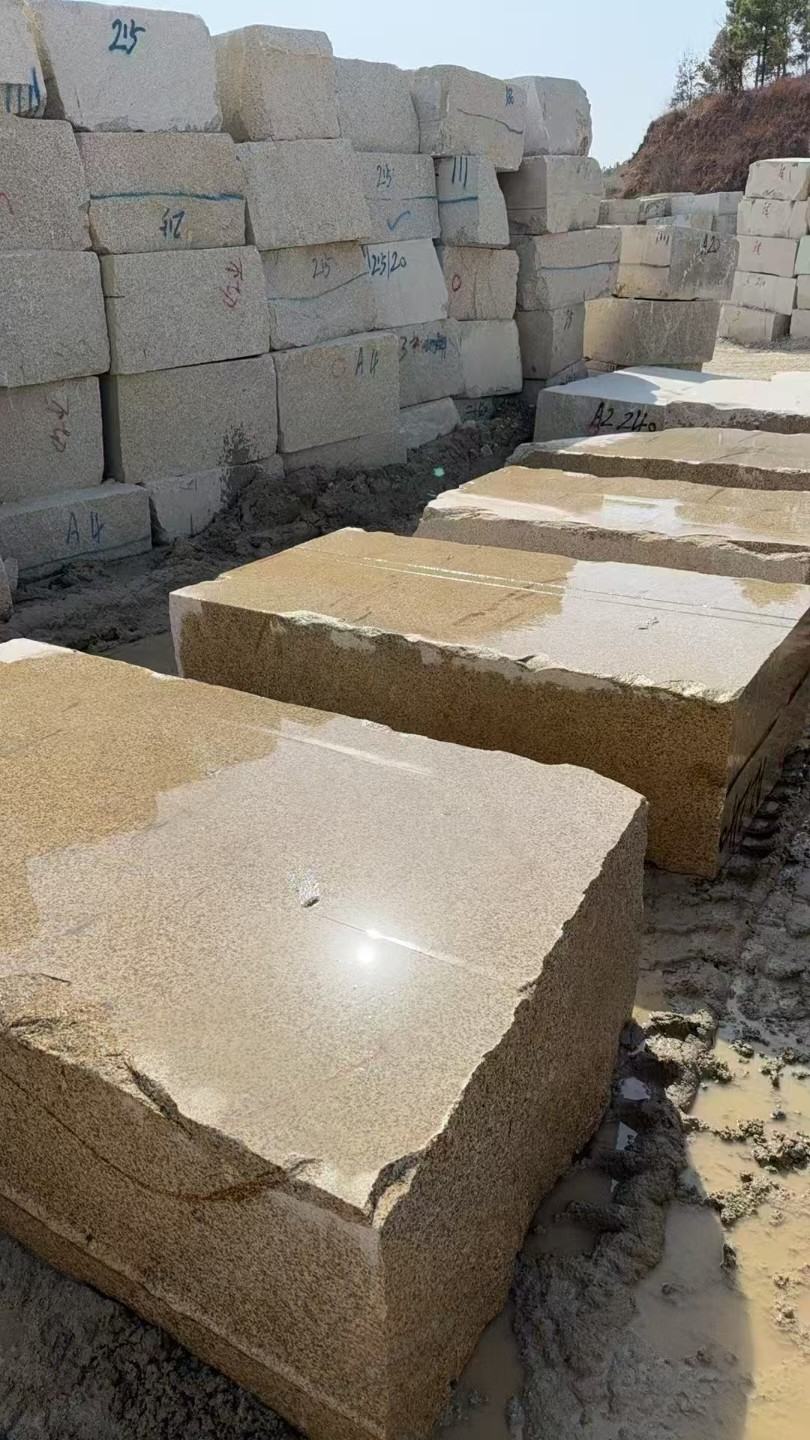 淮北 黄金麻方料堆场洗料分选中，原材料充足