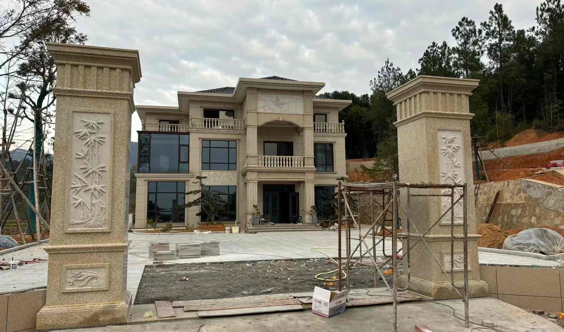 淮北 黄金麻花岗岩别墅雕花外墙干挂配上门口雕花罗马柱