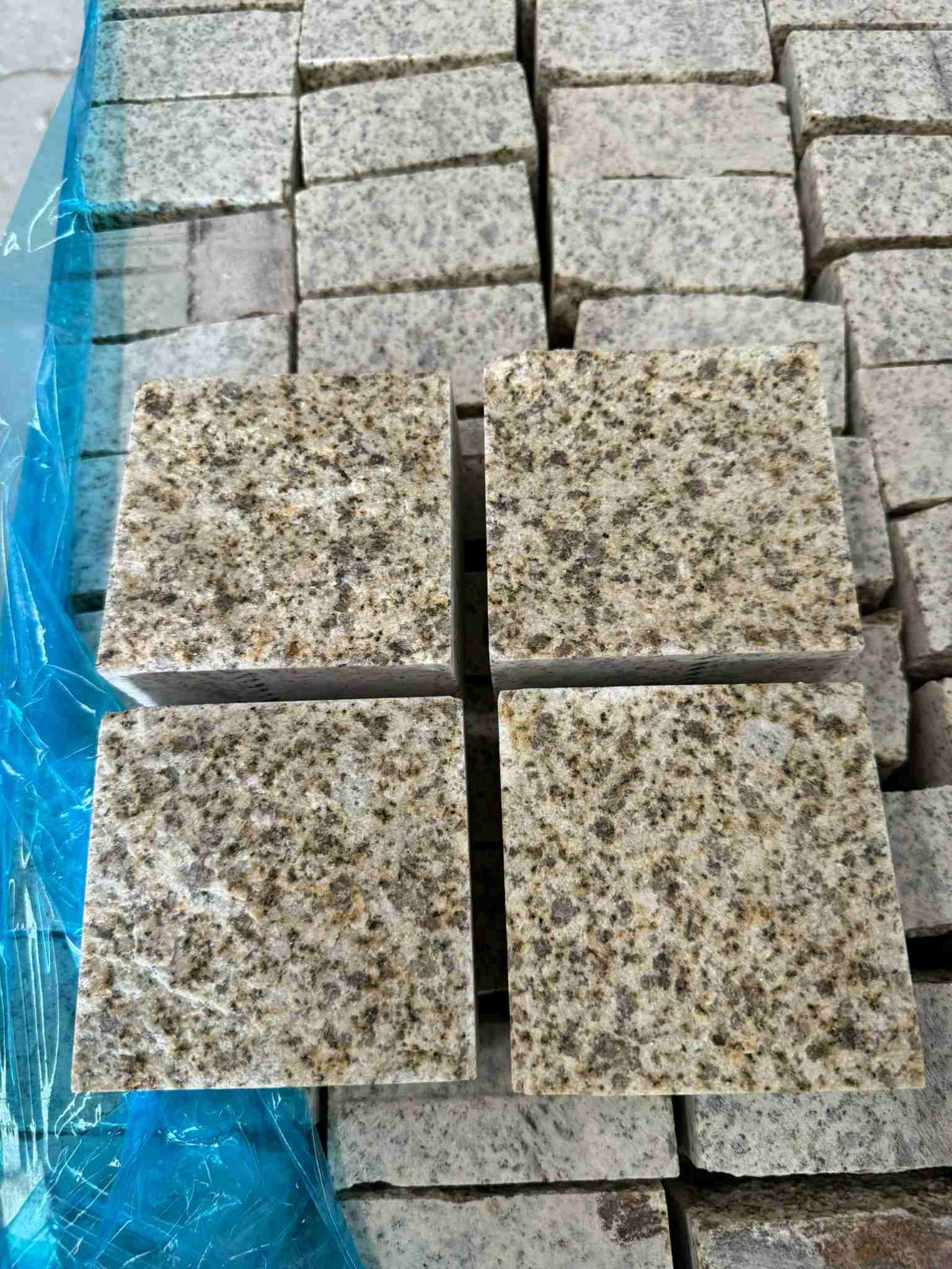 淮北 黄金麻花岗岩自然面小方块，弹石，马蹄石等