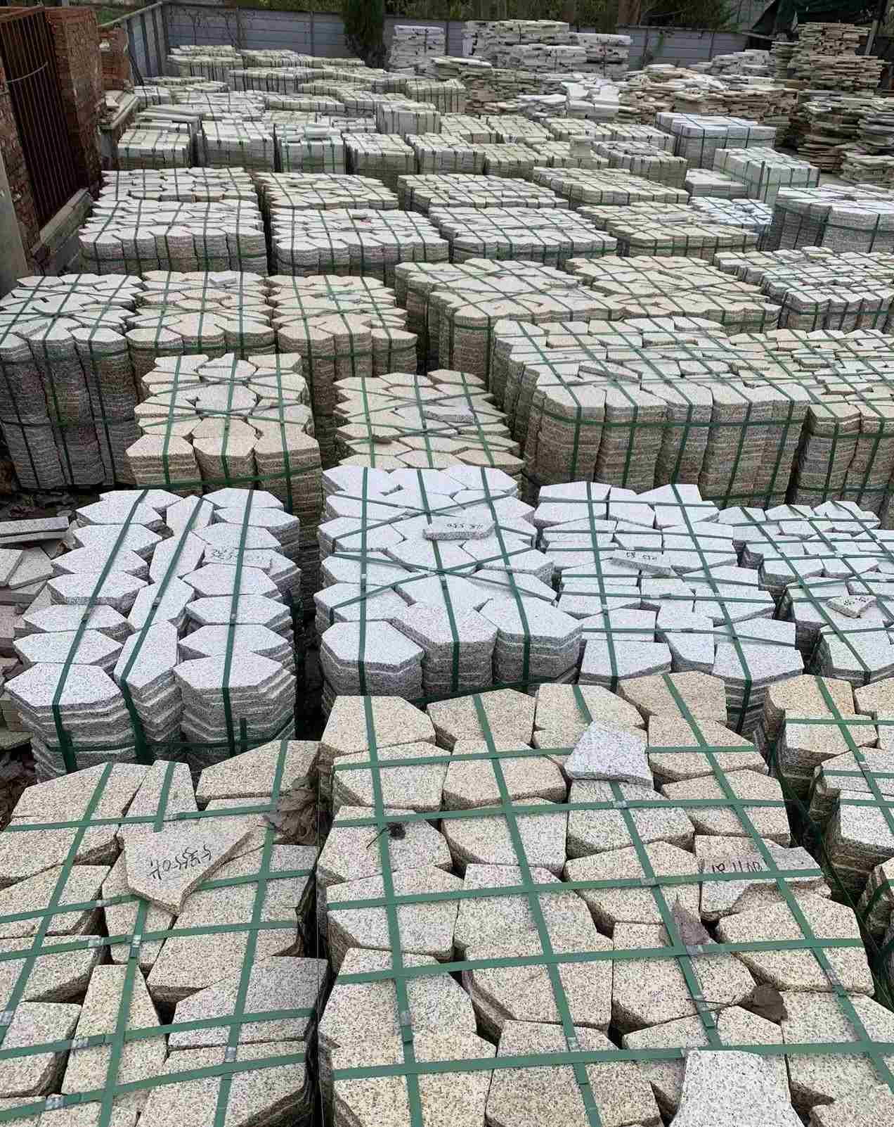 淮北 黄金麻白麻花岗岩荔枝面地铺石(冰裂纹)